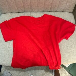 Cropped Red Gildan tee